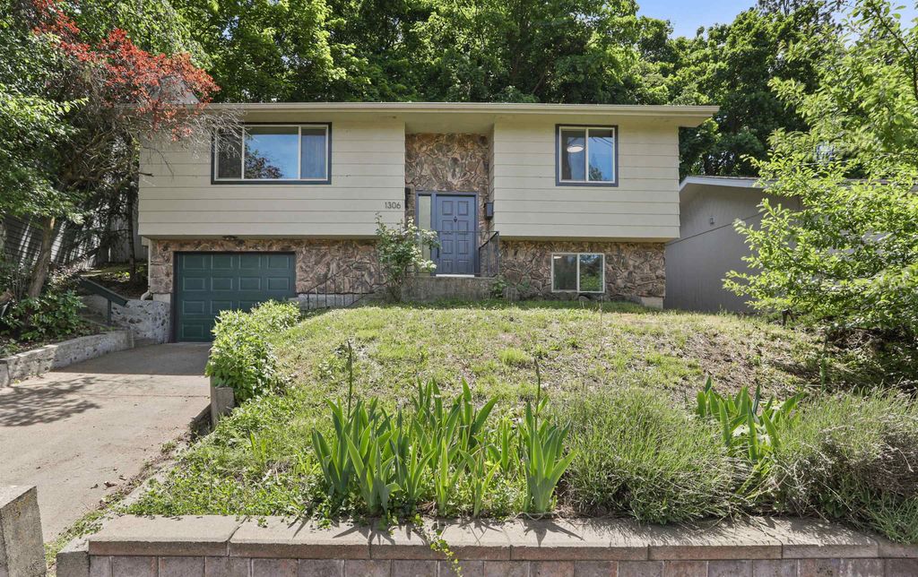 1306 E 18th Ave, Spokane, WA 99203