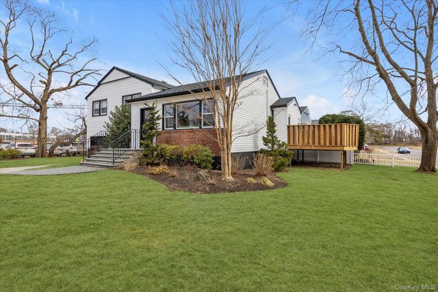 513 Dee Court, East Meadow, NY 11554