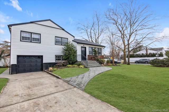 513 Dee Court, East Meadow, NY 11554