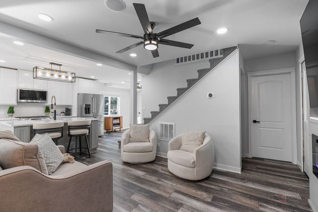 68 E Lakeview Avenue, Round Lake Beach, IL 60073