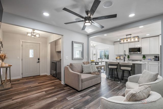 68 E Lakeview Avenue, Round Lake Beach, IL 60073