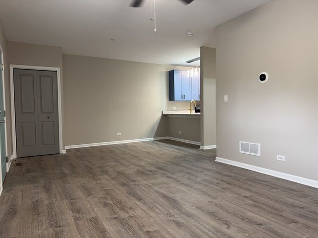 5 S Virginia Road 4, Crystal Lake, IL 60014