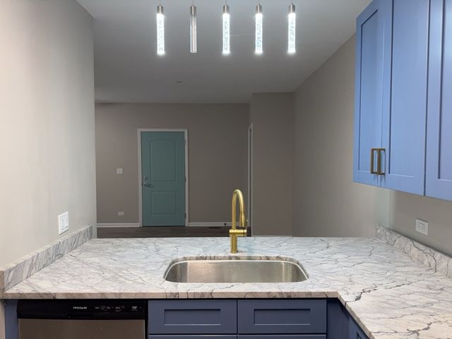 5 S Virginia Road 4, Crystal Lake, IL 60014