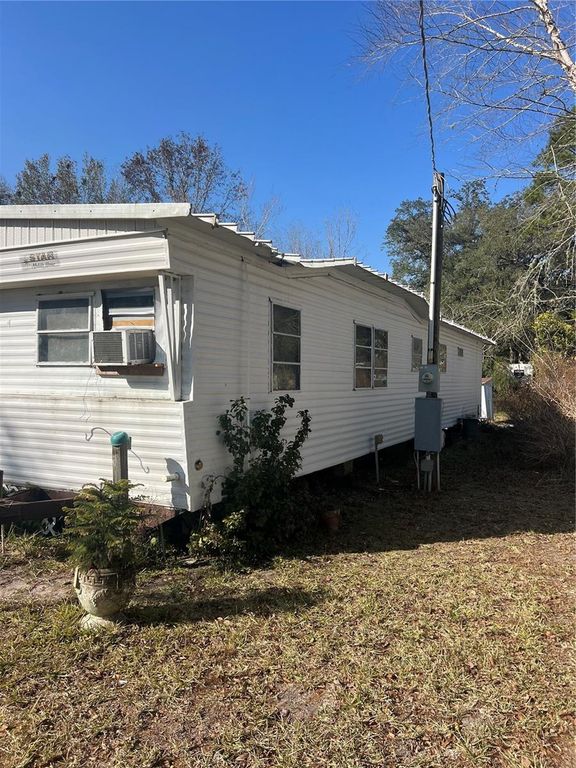 Image 2 of property listing at 118 CREEKSIDE ROAD, Satsuma, FL 32189