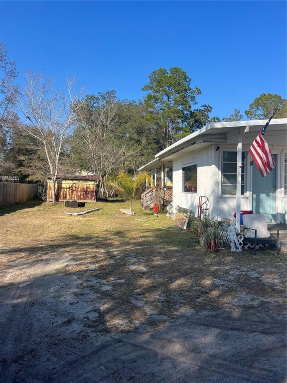 Image 11 of property listing at 118 CREEKSIDE ROAD, Satsuma, FL 32189