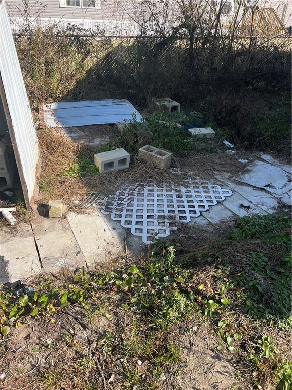 Image 12 of property listing at 118 CREEKSIDE ROAD, Satsuma, FL 32189