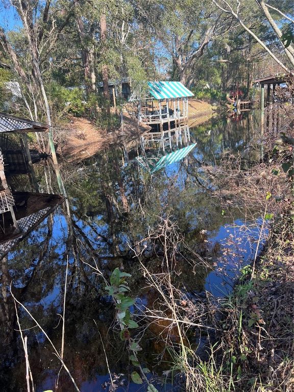 Image 5 of property listing at 118 CREEKSIDE ROAD, Satsuma, FL 32189