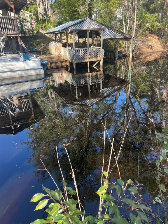 Image 6 of property listing at 118 CREEKSIDE ROAD, Satsuma, FL 32189