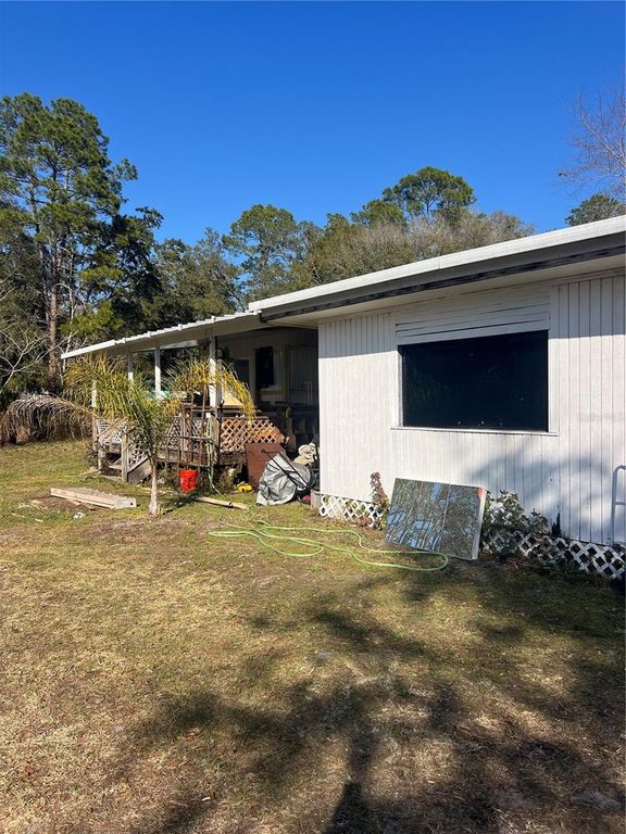 Image 8 of property listing at 118 CREEKSIDE ROAD, Satsuma, FL 32189
