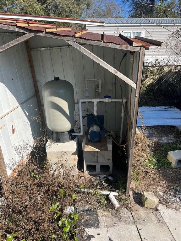 Image 9 of property listing at 118 CREEKSIDE ROAD, Satsuma, FL 32189