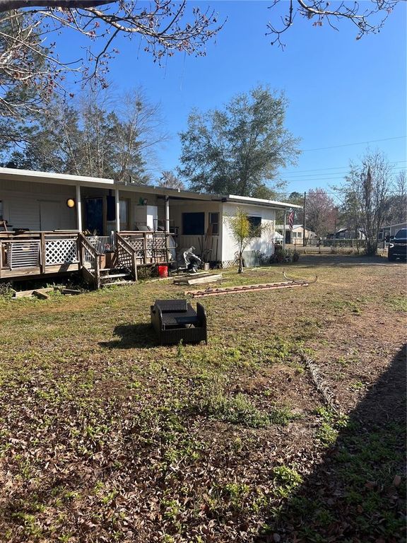 Image 10 of property listing at 118 CREEKSIDE ROAD, Satsuma, FL 32189