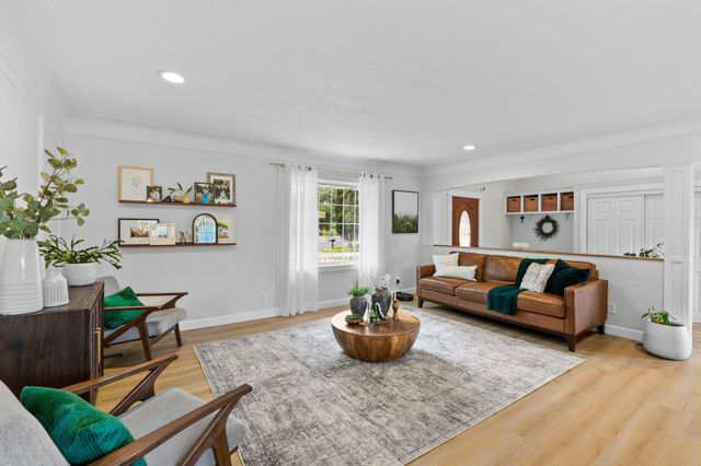 400 Decatur Avenue N, Golden Valley, MN 55427