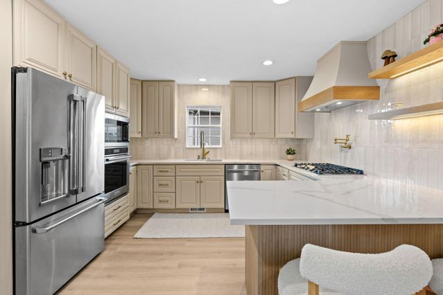 400 Decatur Avenue N, Golden Valley, MN 55427