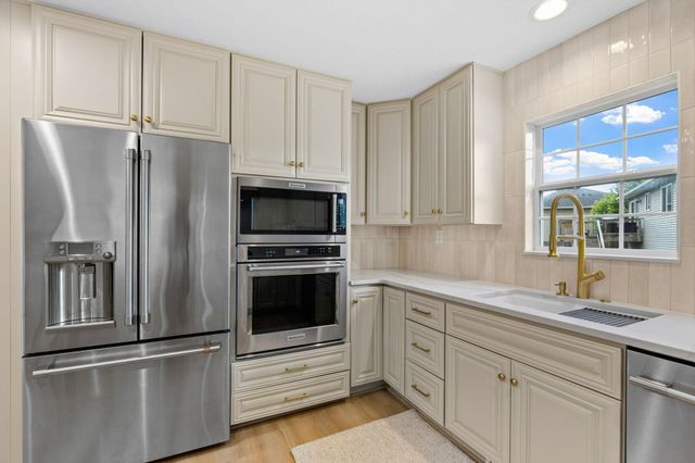 400 Decatur Avenue N, Golden Valley, MN 55427
