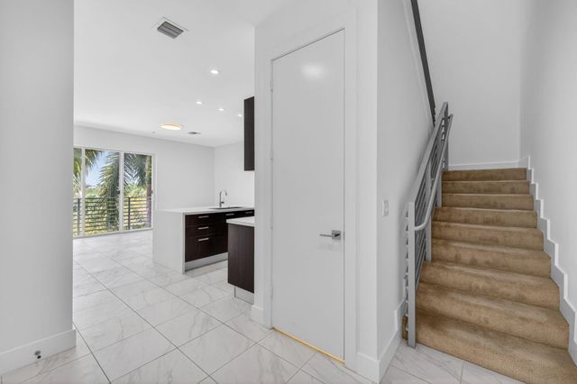 1044 NE 18th Avenue 203, Fort Lauderdale, FL 33304