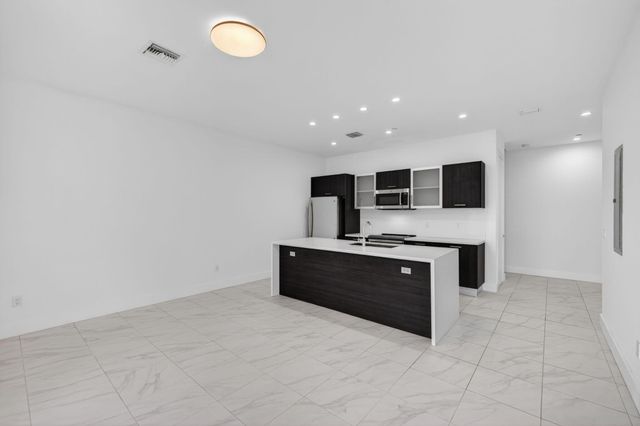 1044 NE 18th Avenue 203, Fort Lauderdale, FL 33304