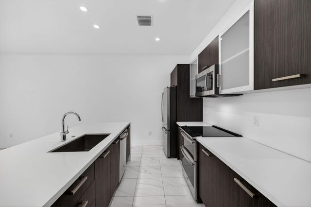 1044 NE 18th Avenue 203, Fort Lauderdale, FL 33304