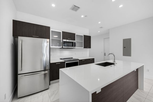 1044 NE 18th Avenue 203, Fort Lauderdale, FL 33304