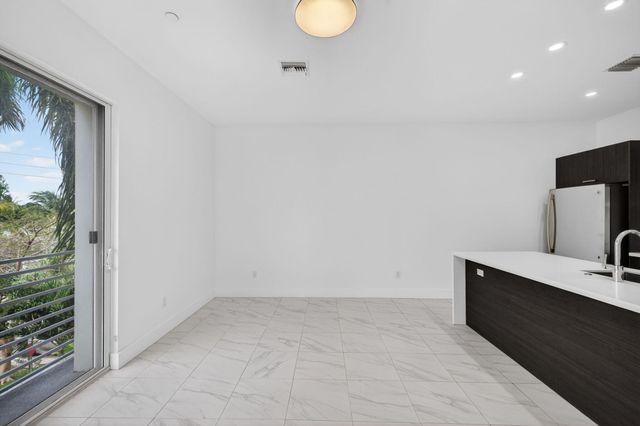 1044 NE 18th Avenue 203, Fort Lauderdale, FL 33304