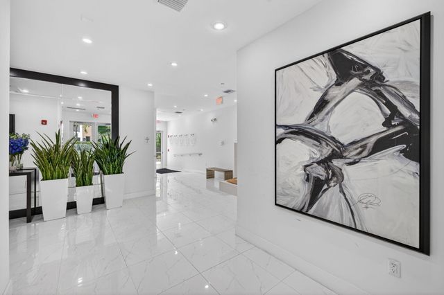 1044 NE 18th Avenue 203, Fort Lauderdale, FL 33304