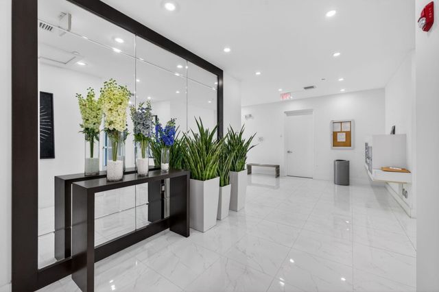 1044 NE 18th Avenue 203, Fort Lauderdale, FL 33304