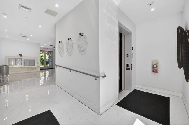 1044 NE 18th Avenue 203, Fort Lauderdale, FL 33304