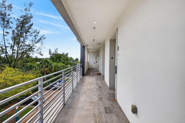 1044 NE 18th Avenue 203, Fort Lauderdale, FL 33304