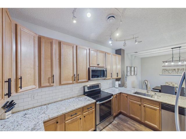 1240 County Road D #3, Maplewood, MN 55109