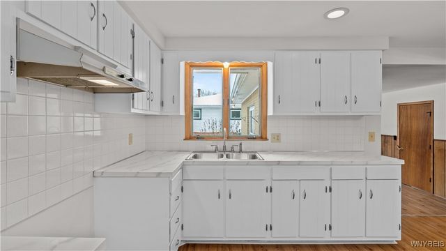 59 Cresthaven Drive, West Seneca, NY 14224