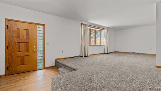 59 Cresthaven Drive, West Seneca, NY 14224