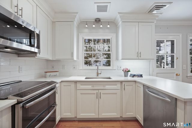 39 McIntosh Road, Stamford, CT 06903