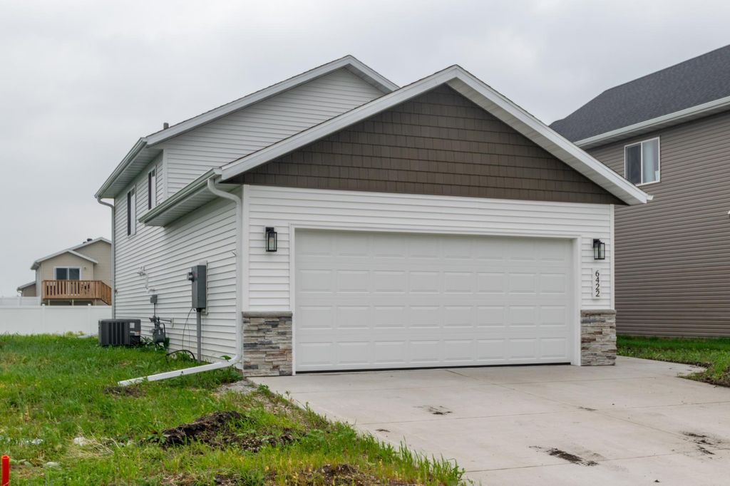 6422 82nd Avenue S, Horace, ND 58047