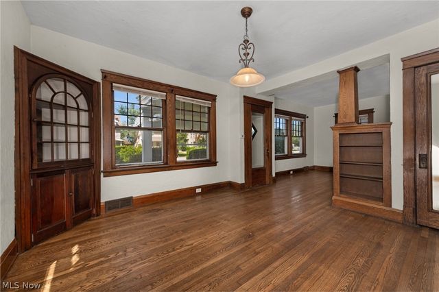 15242 Lake Shore Boulevard, Cleveland, OH 44110