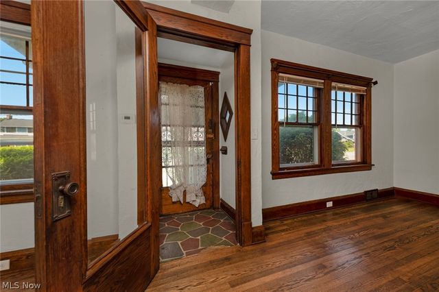 15242 Lake Shore Boulevard, Cleveland, OH 44110