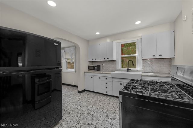 15242 Lake Shore Boulevard, Cleveland, OH 44110