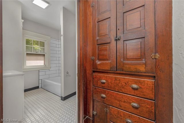 15242 Lake Shore Boulevard, Cleveland, OH 44110