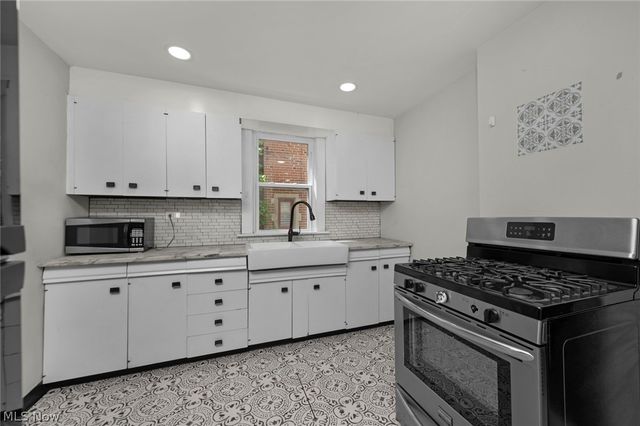 15242 Lake Shore Boulevard, Cleveland, OH 44110