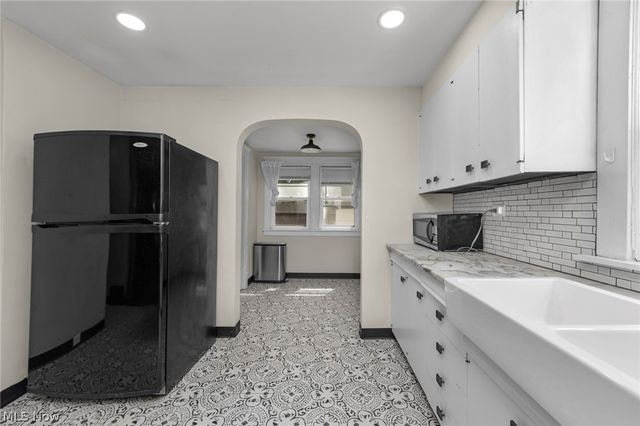 15242 Lake Shore Boulevard, Cleveland, OH 44110