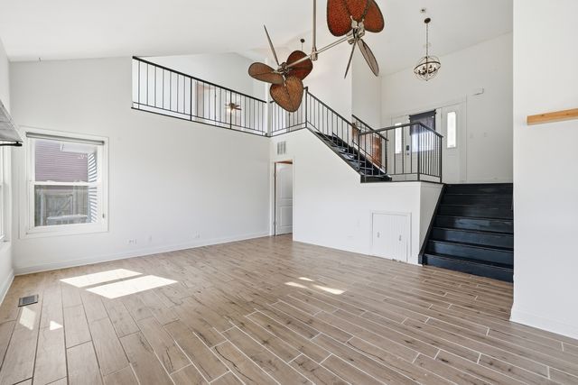 1885 Eastman Lane, Hanover Park, IL 60133