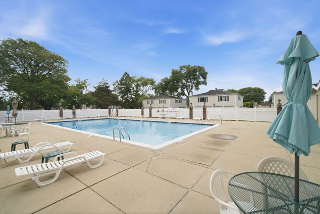 1306 Cove Drive 229D, Prospect Heights, IL 60070