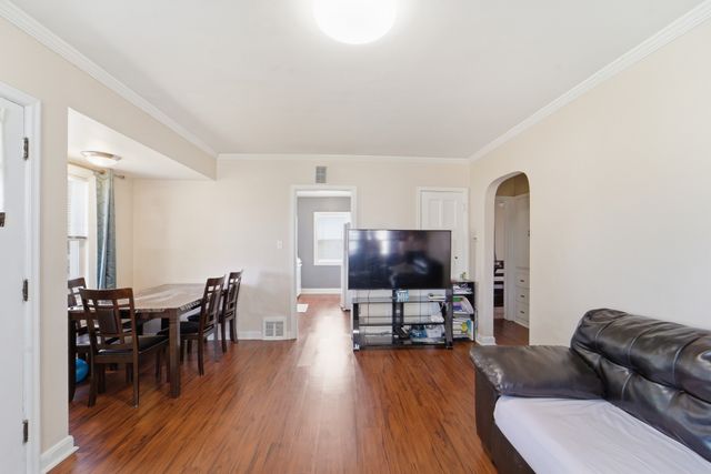 3914 E 8th Street, Des Moines, IA 50316