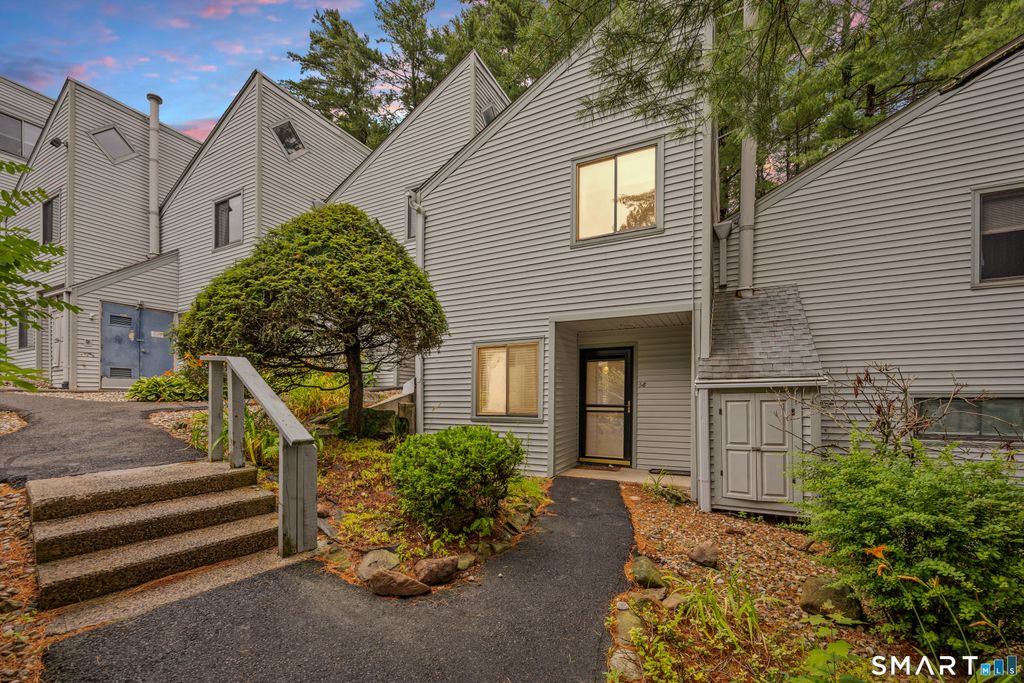 5 Staunton Court E, Farmington, CT 06032