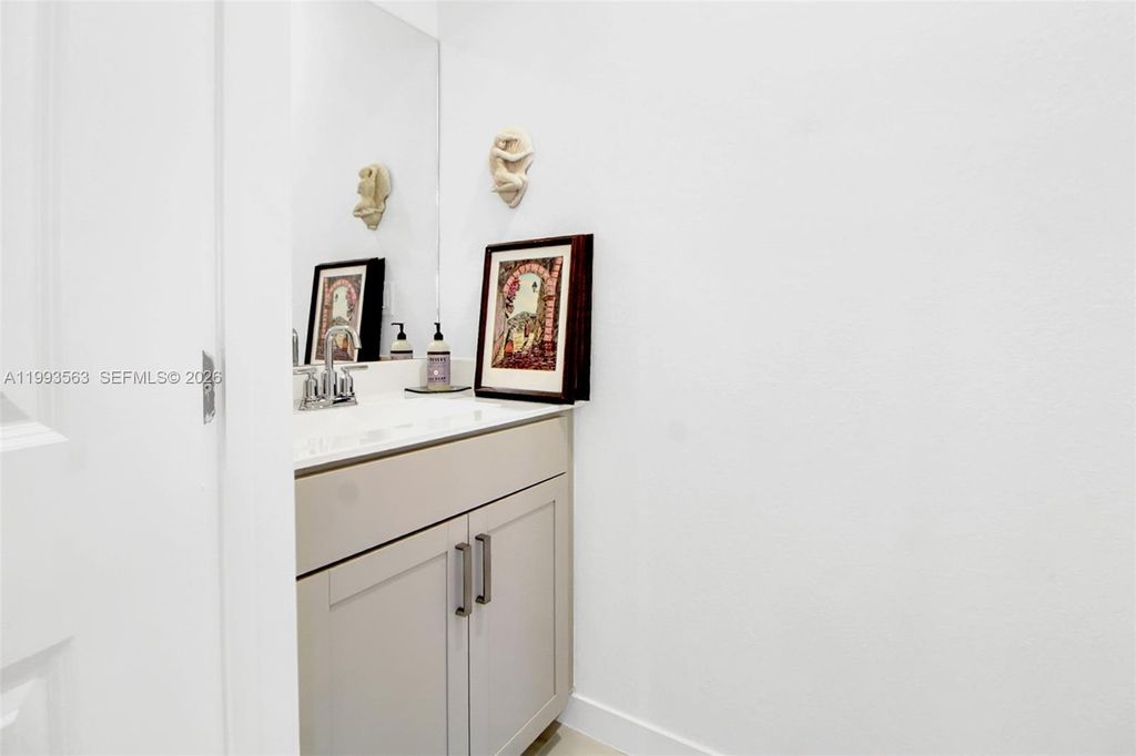 Image 10 of property listing at 1521 SE 7th Ct, Homestead, FL 33033