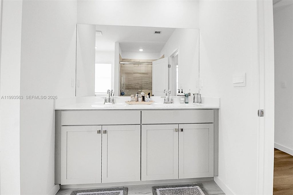 Image 13 of property listing at 1521 SE 7th Ct, Homestead, FL 33033