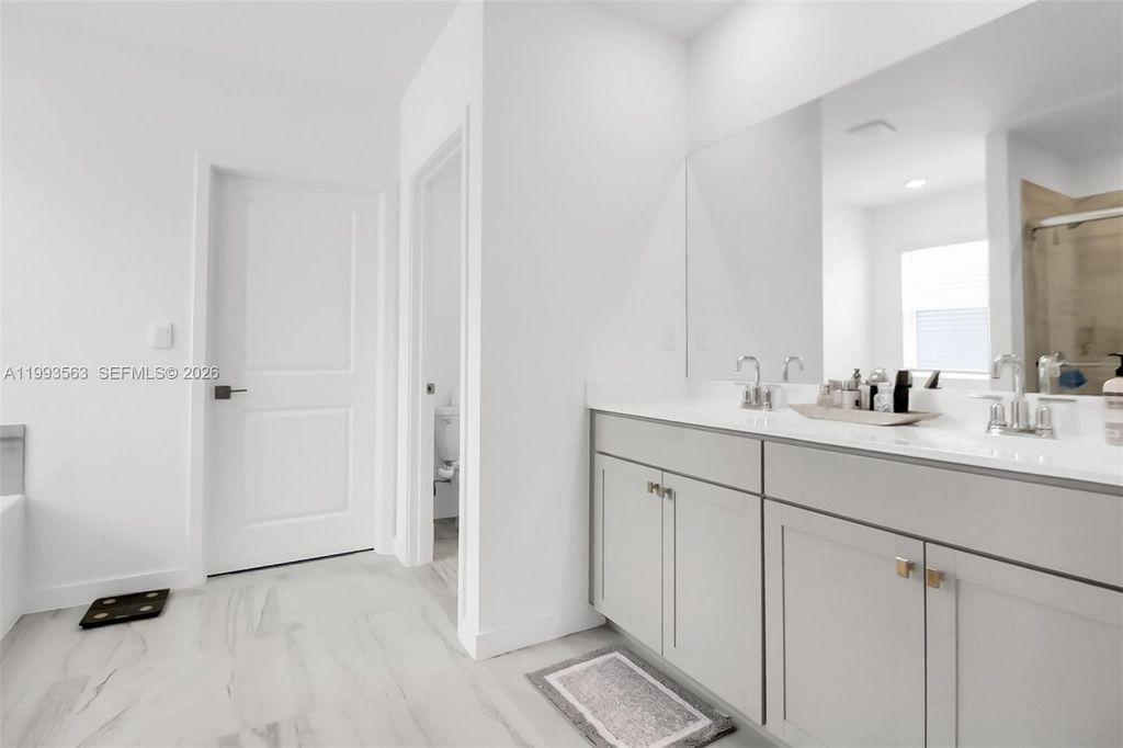 Image 18 of property listing at 1521 SE 7th Ct, Homestead, FL 33033