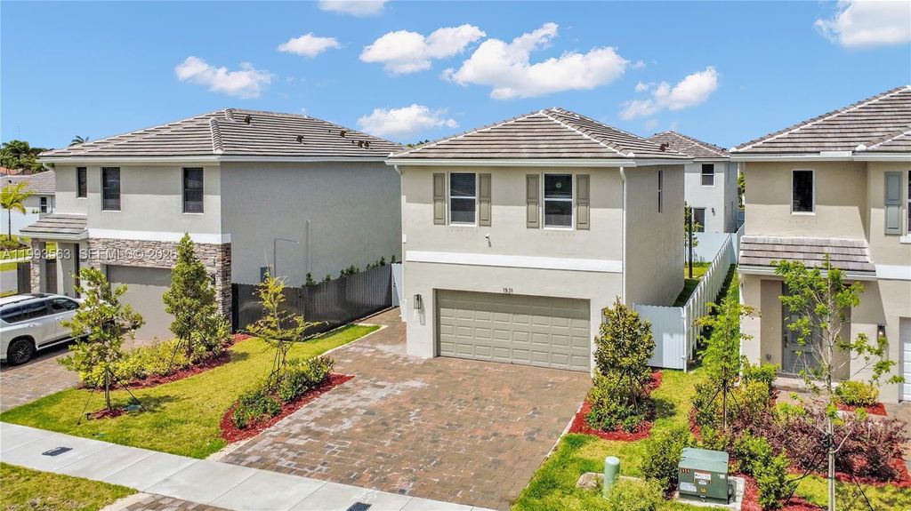 Image 2 of property listing at 1521 SE 7th Ct, Homestead, FL 33033