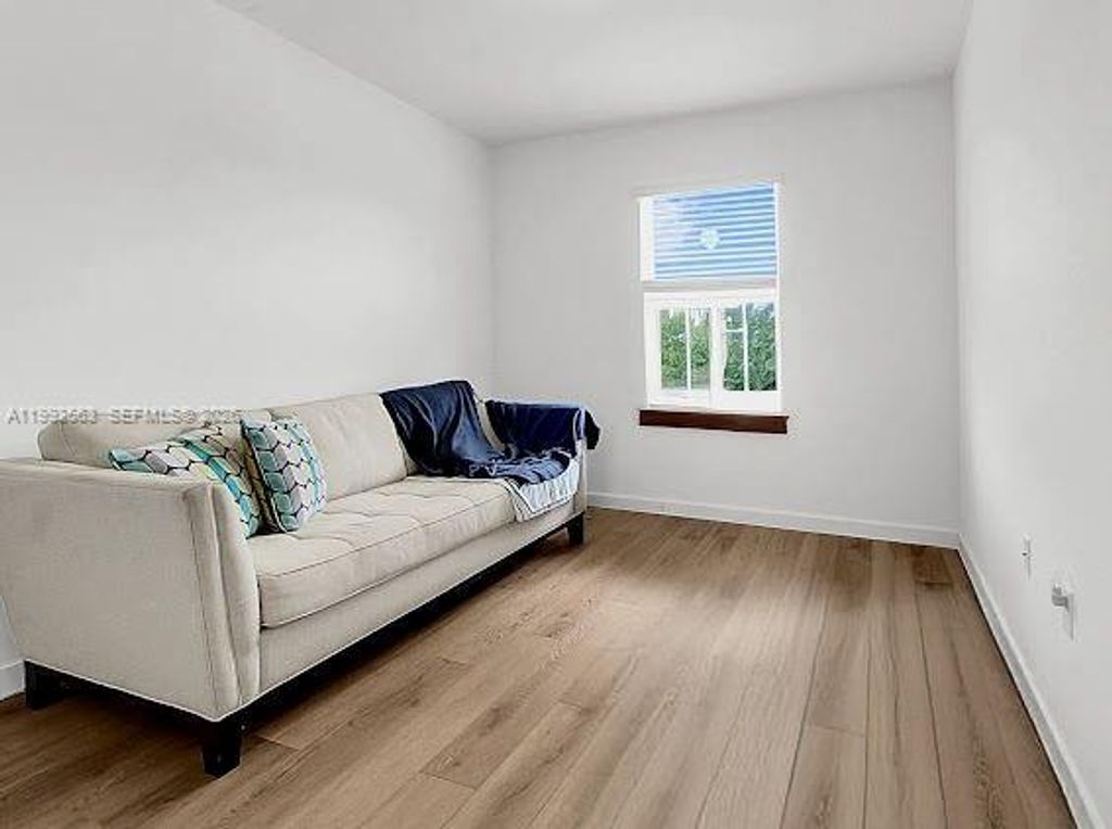 Image 20 of property listing at 1521 SE 7th Ct, Homestead, FL 33033