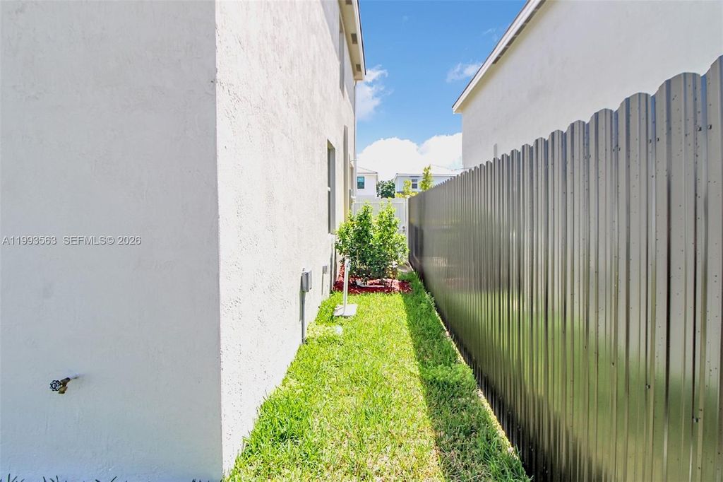 Image 26 of property listing at 1521 SE 7th Ct, Homestead, FL 33033