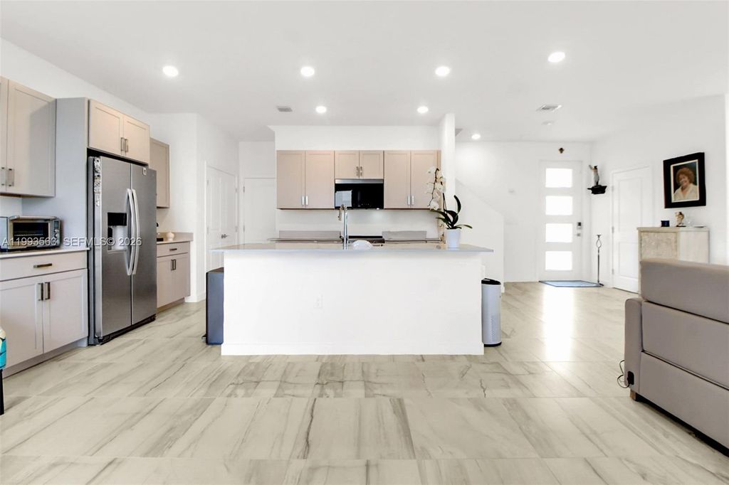 Image 3 of property listing at 1521 SE 7th Ct, Homestead, FL 33033