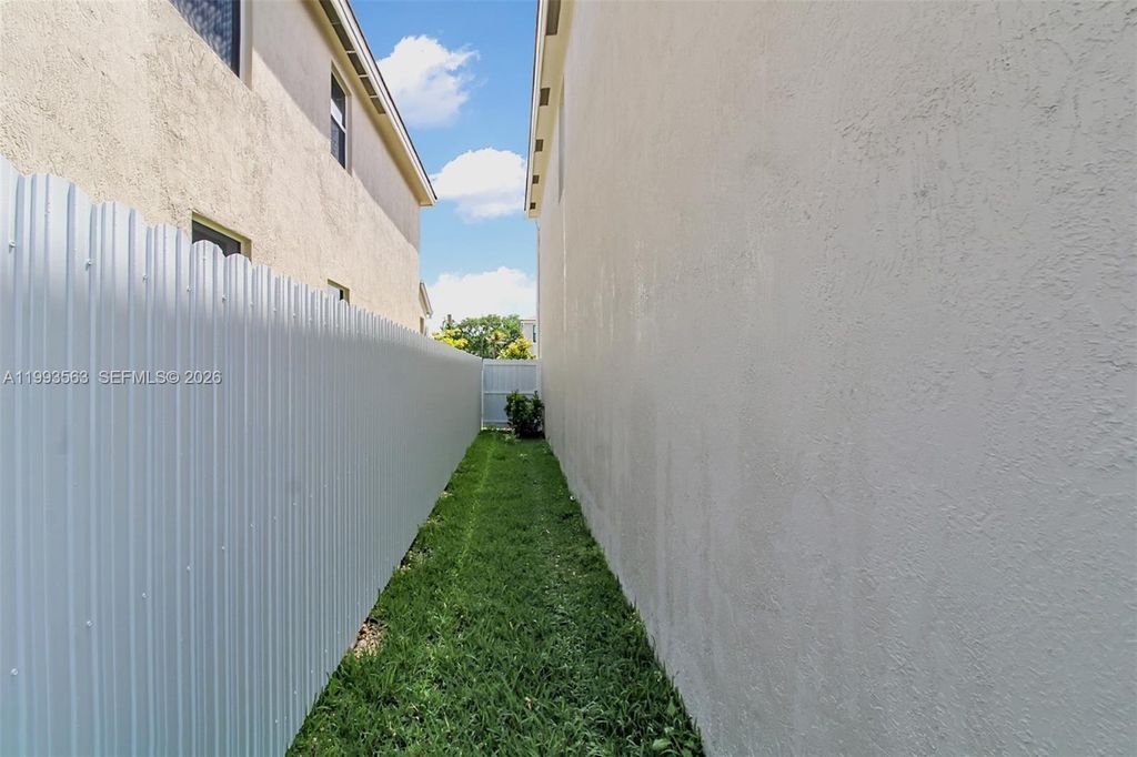 Image 32 of property listing at 1521 SE 7th Ct, Homestead, FL 33033